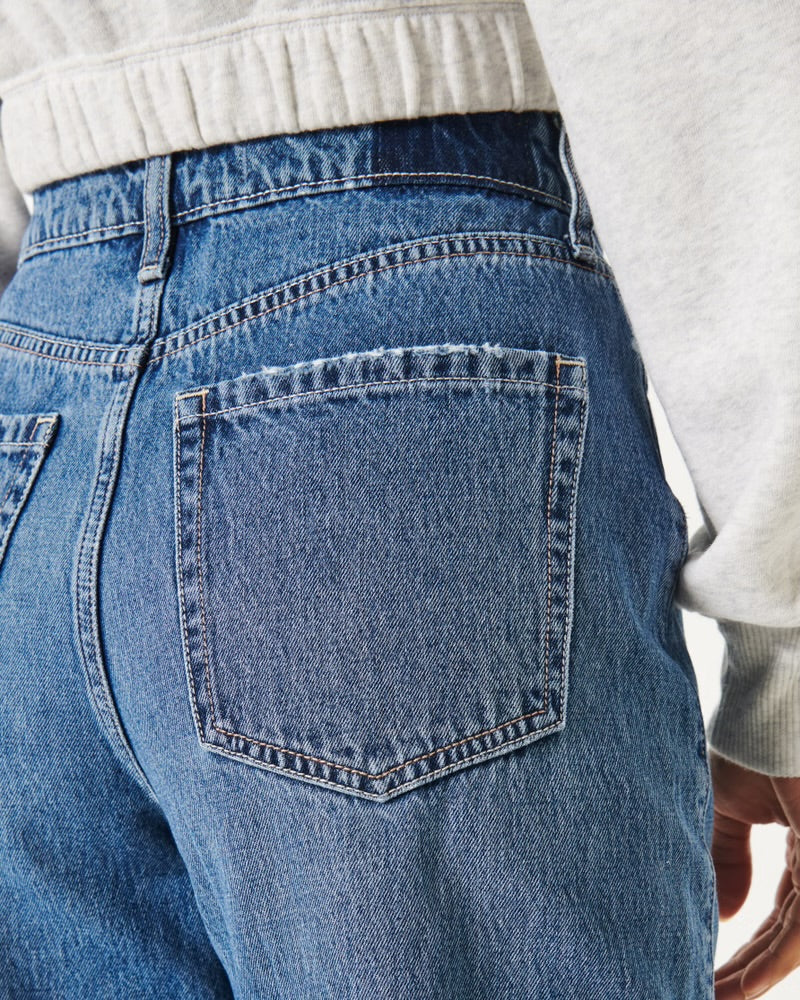 Jeans holgados con lavado medio y tiro superalto