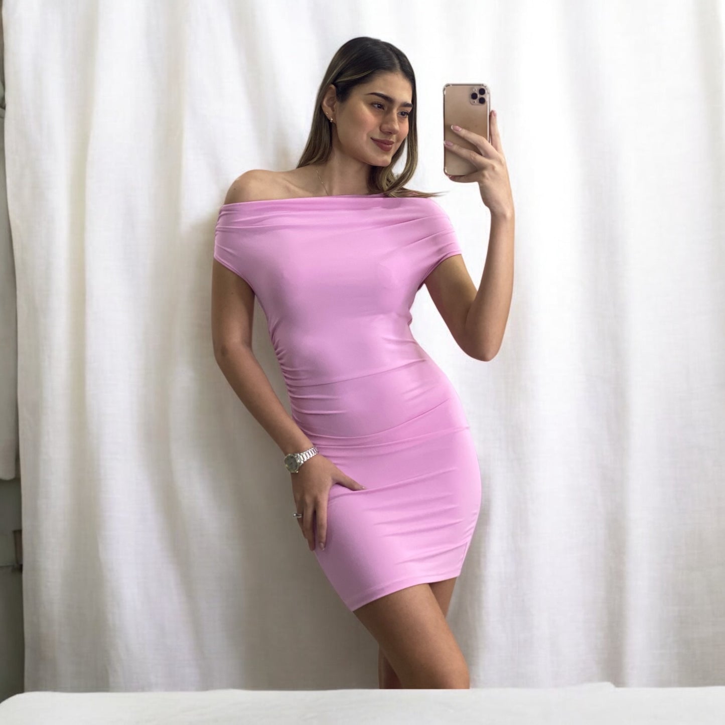 Vestido asimétrico de hombros descubiertos