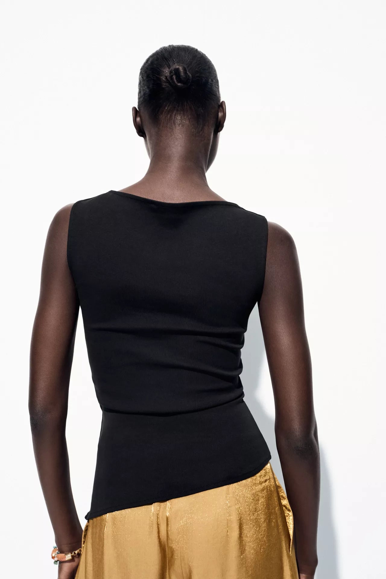 CAMISETA ASIMÉTRICA PLIEGUES
