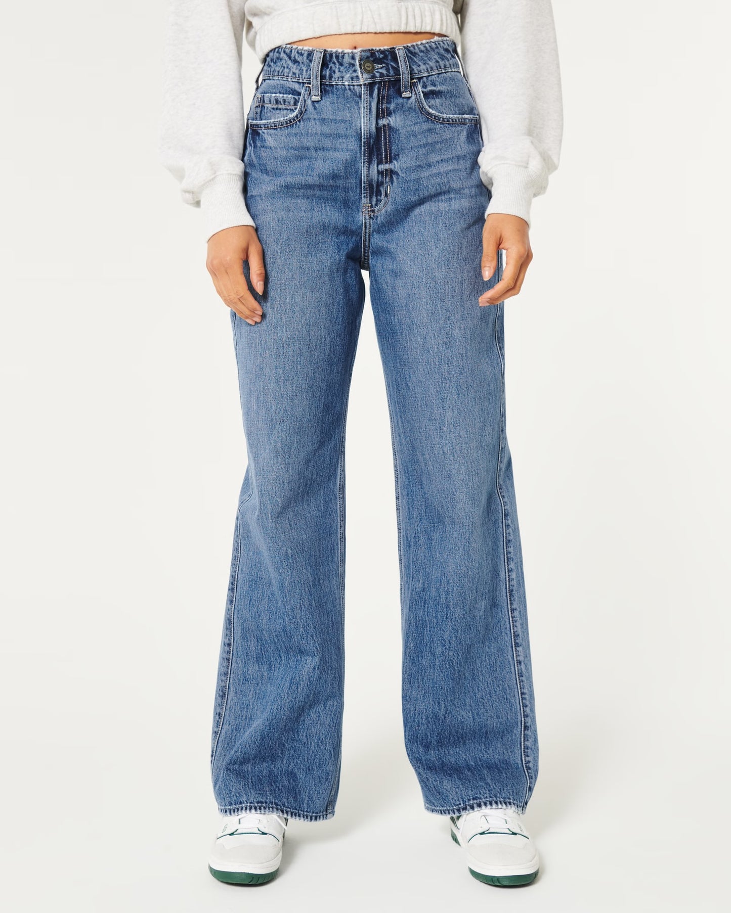 Jeans holgados con lavado medio y tiro superalto