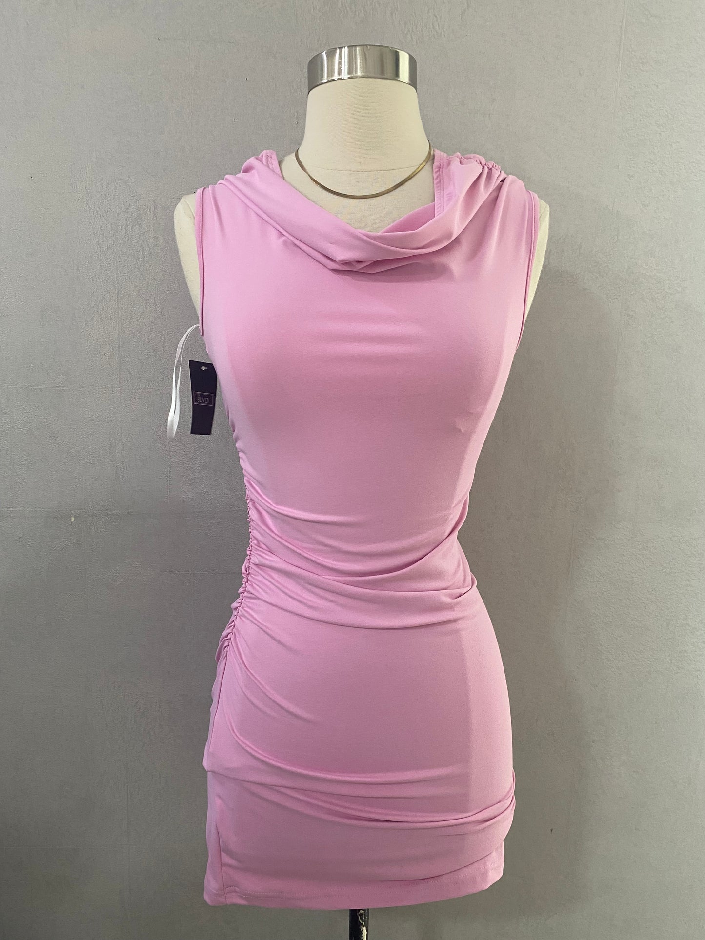 Vestido asimétrico de hombros descubiertos