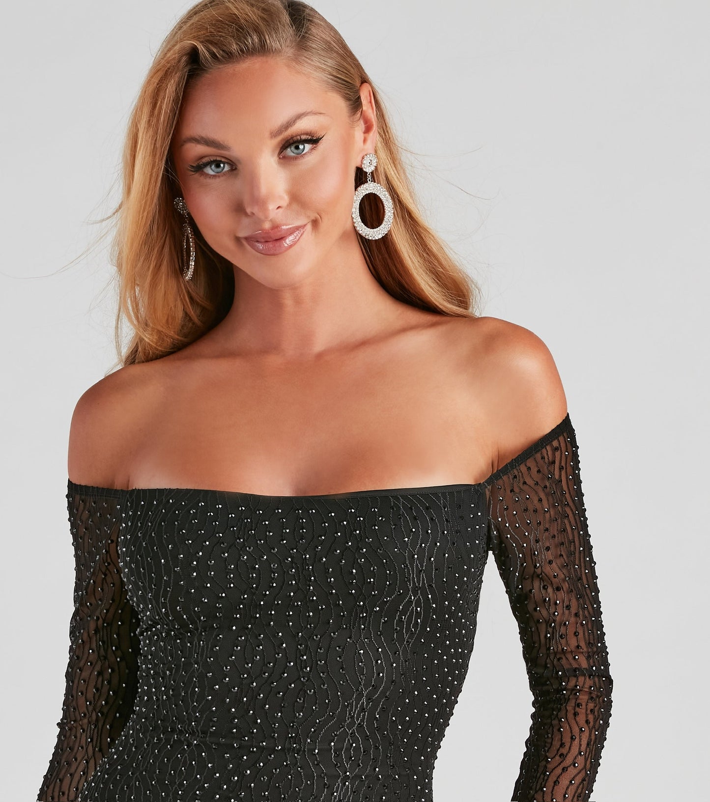 Vestido manga larga de hombros descubiertos