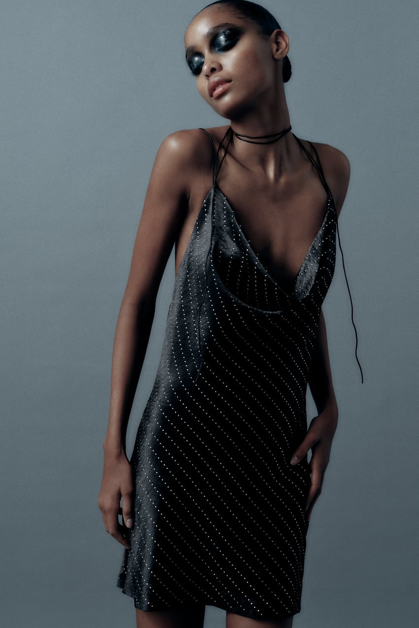 Vestido satinado con pedrería