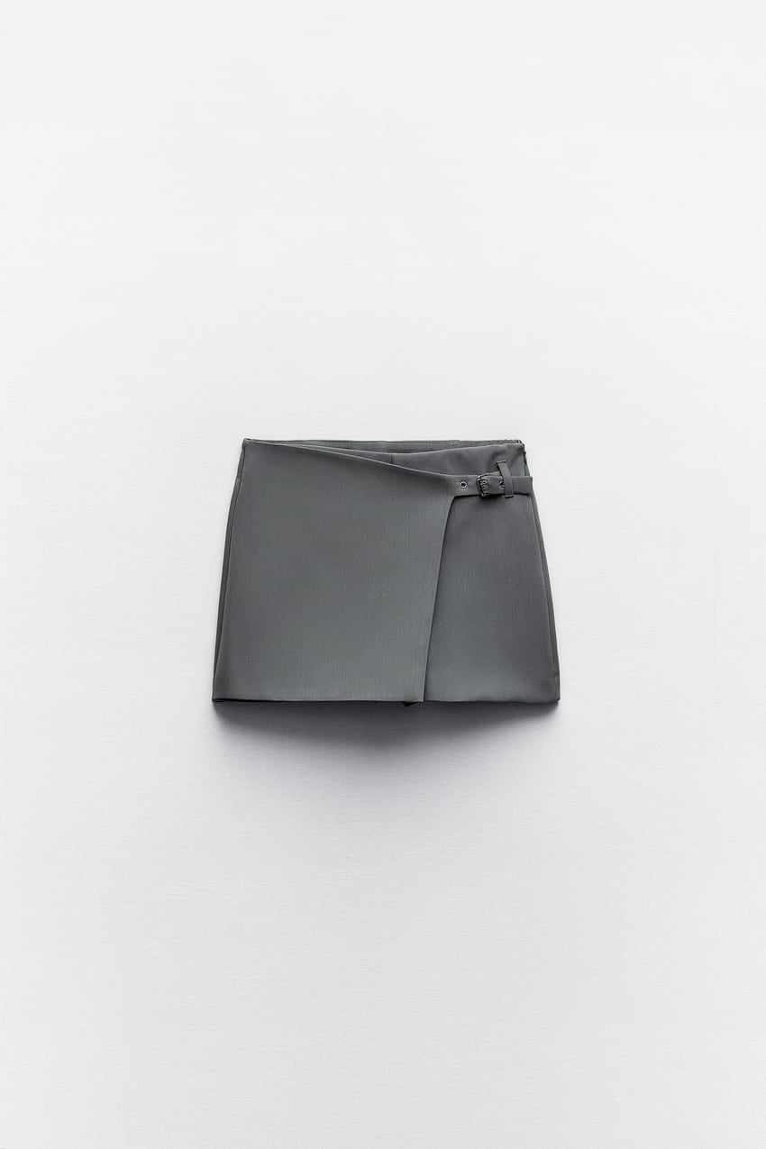 Short falda de corte asimétrico con hebillas
