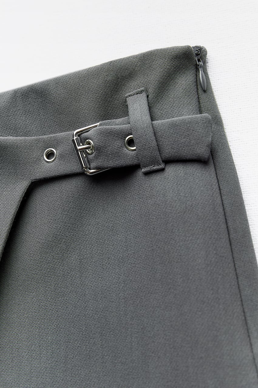 Short falda de corte asimétrico con hebillas