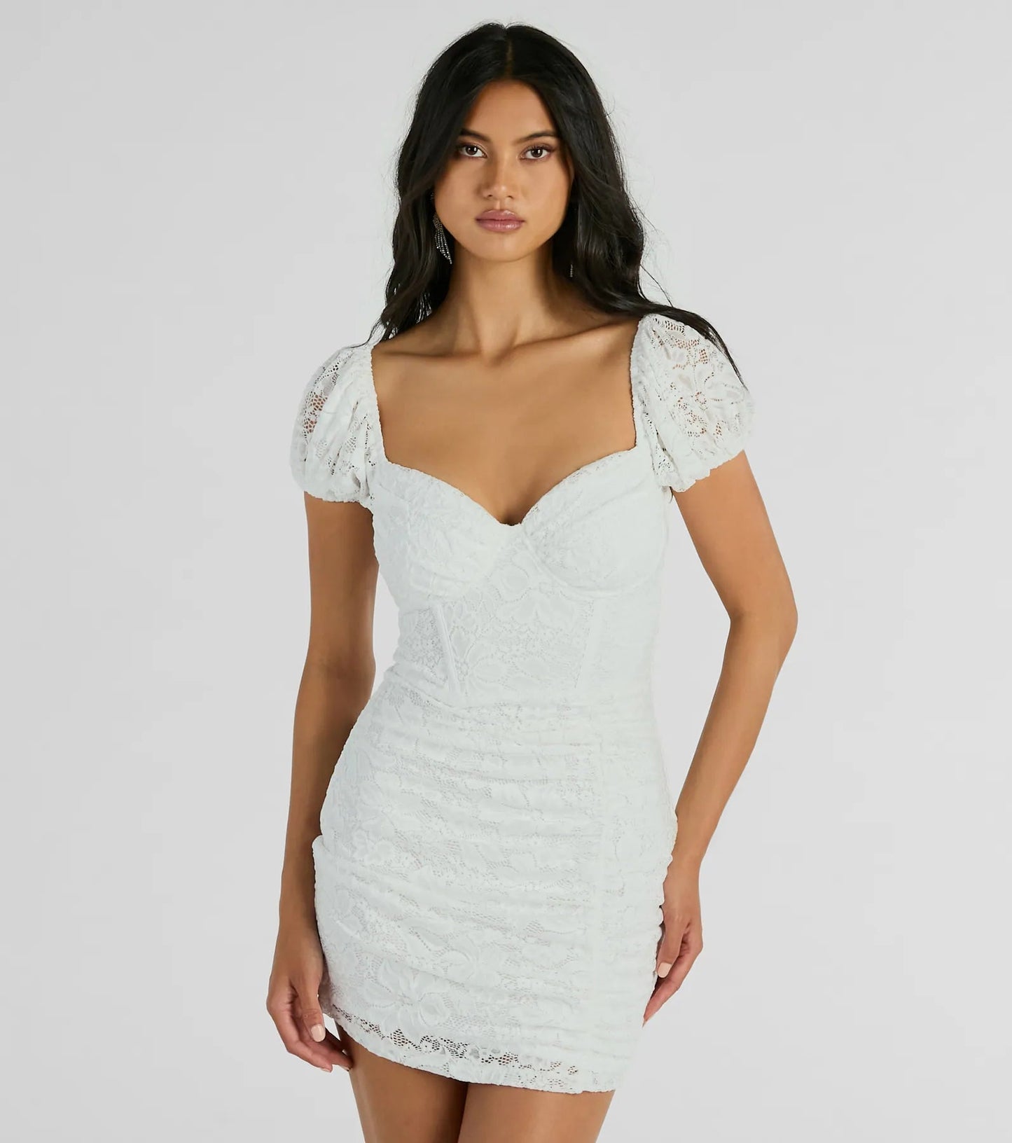 Vestido de encaje con mangas