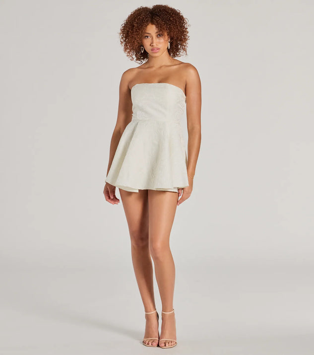 Vestido texturizado strapless de corte en A