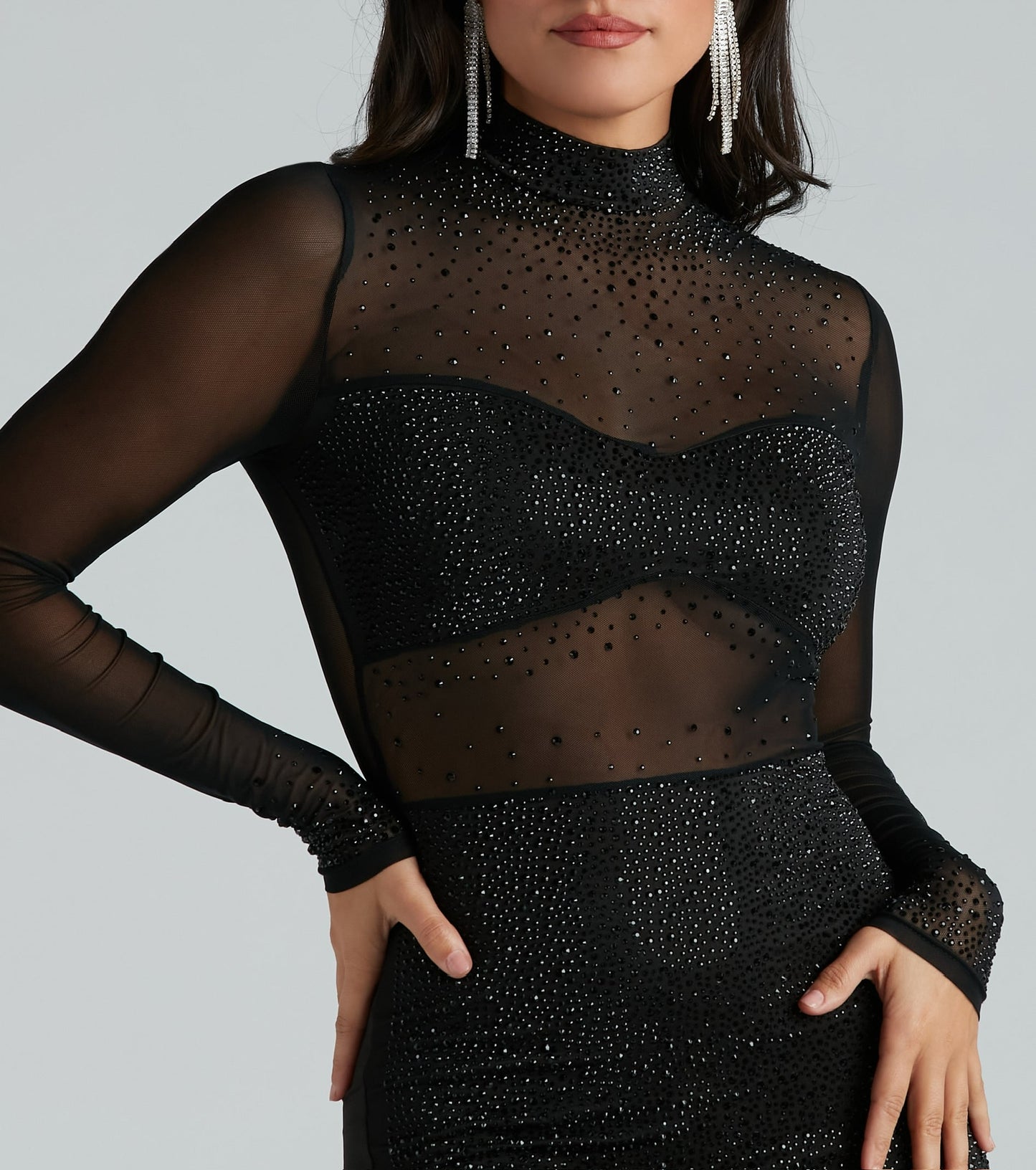 Vestido maga larga con transparencias y pedrería