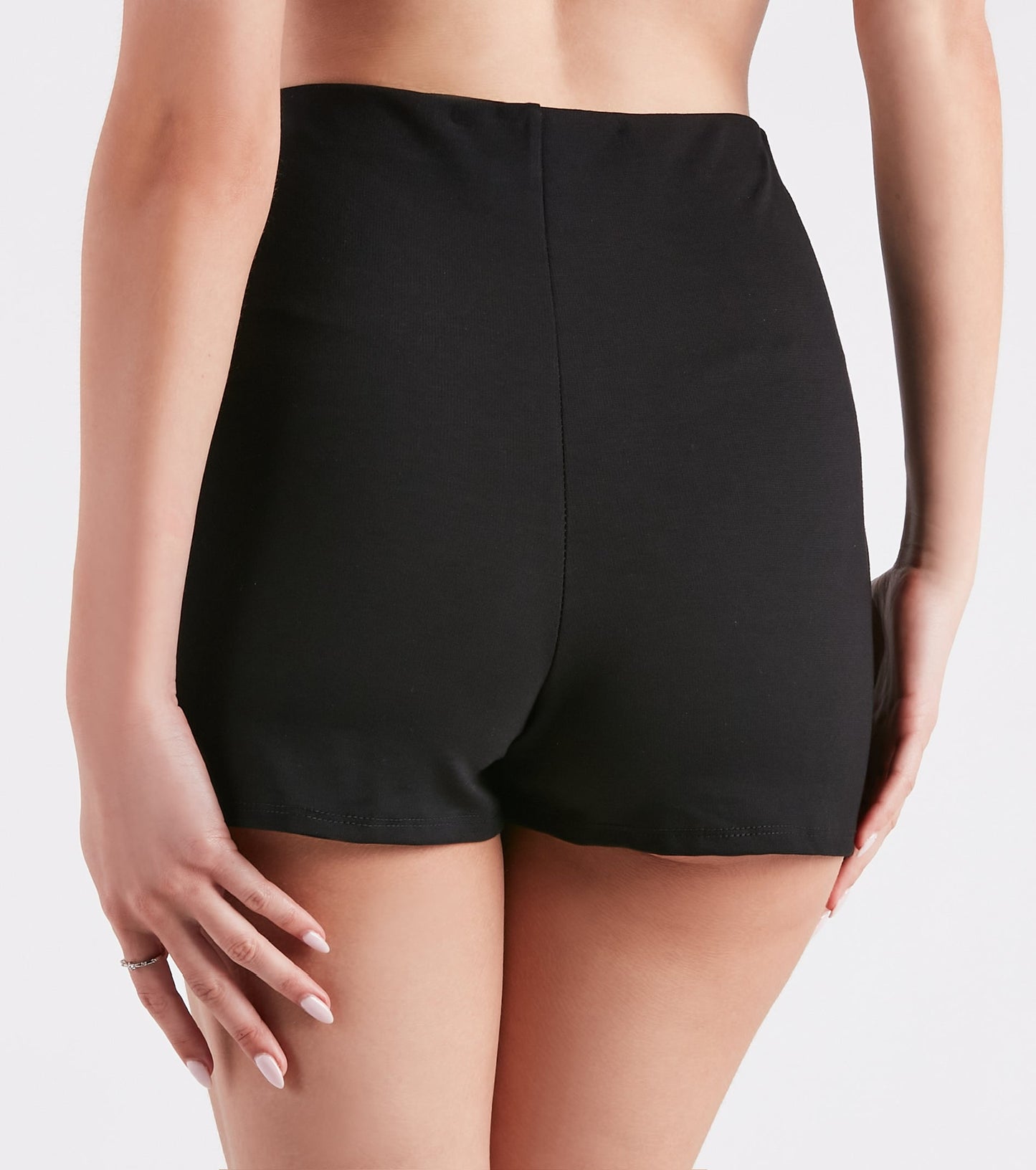 Short falda con pequeñas aberturas