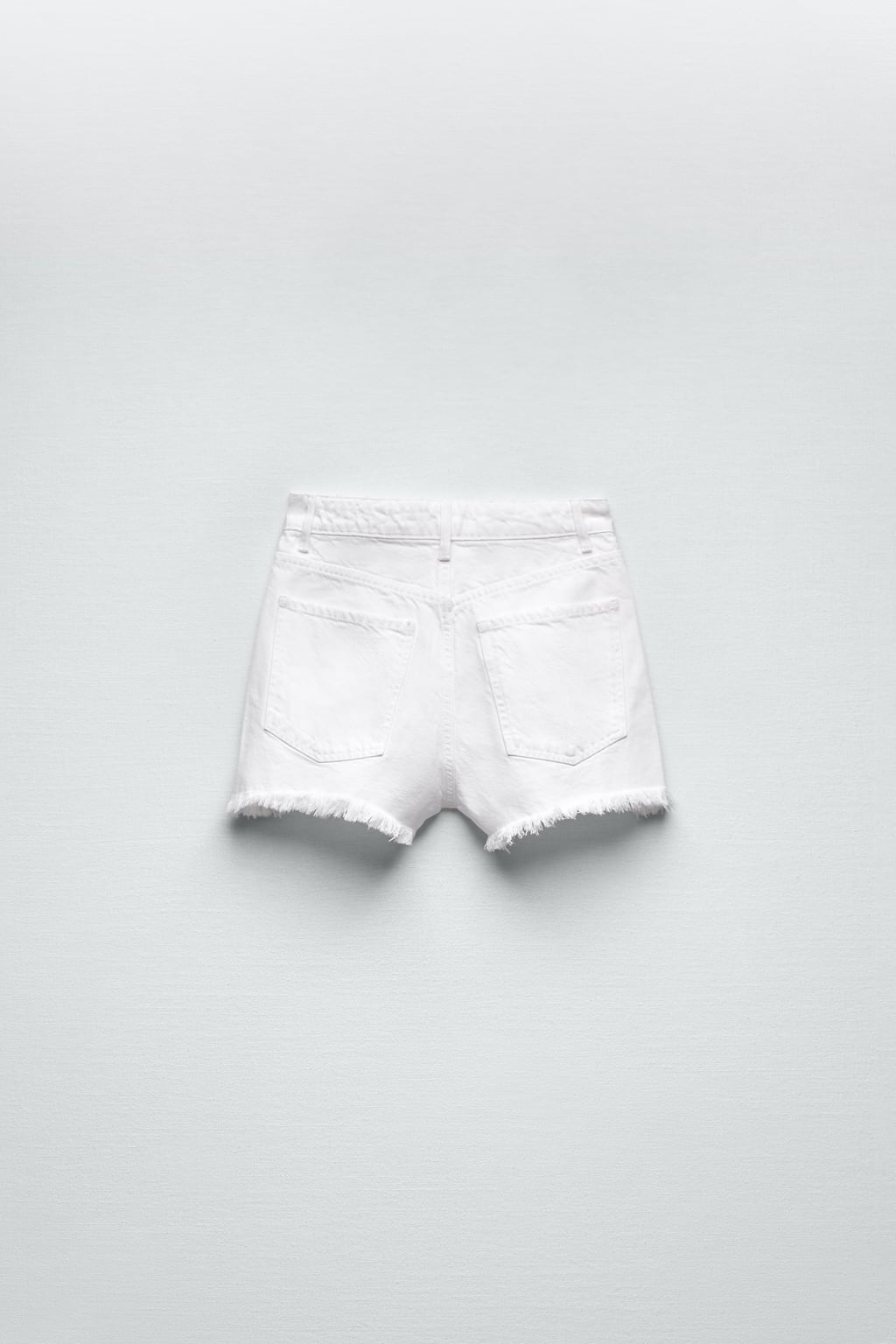 Short jeans blanco con rasgado