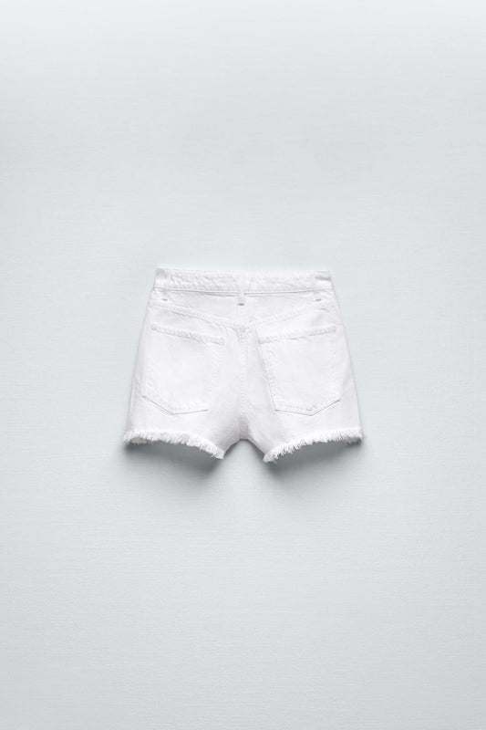 Short jeans blanco con rasgado