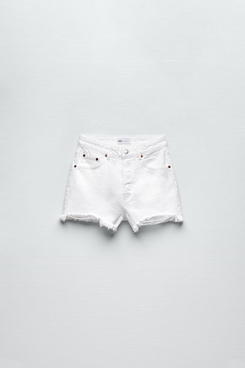 Short jeans blanco con rasgado