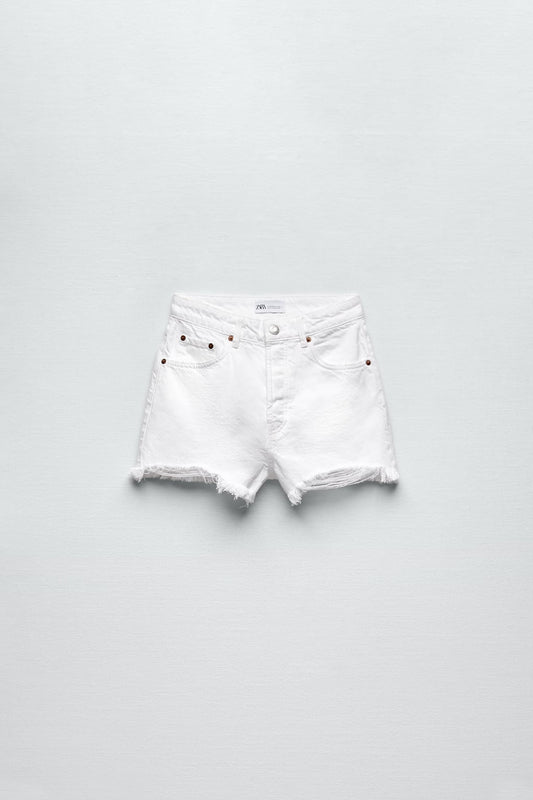 Short jeans blanco con rasgado