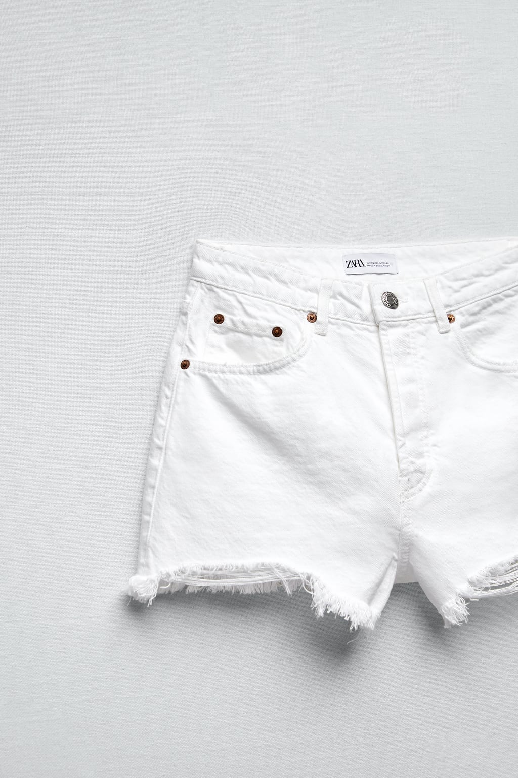 Short jeans blanco con rasgado