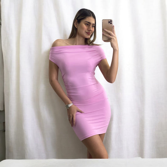 Vestido asimétrico de hombros descubiertos