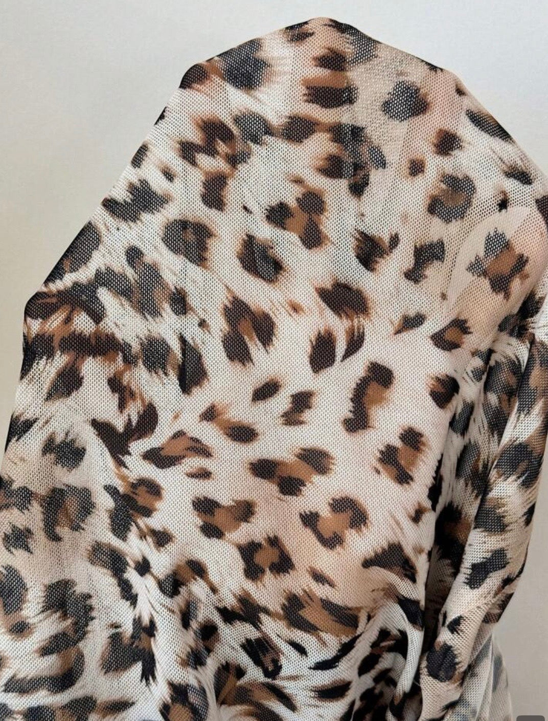 Top asimétrico animal print