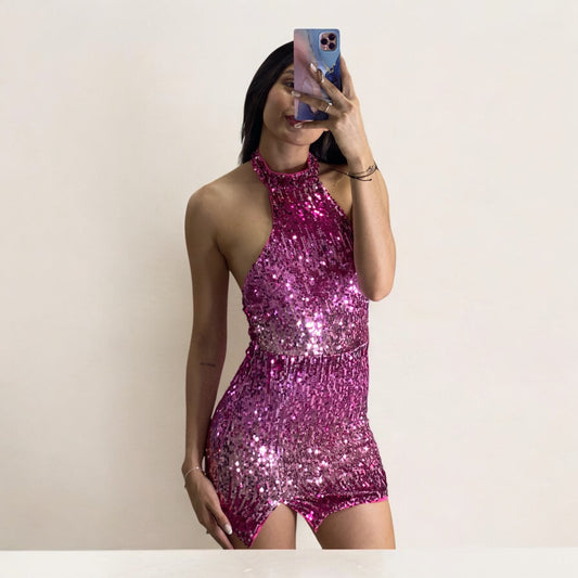 Vestido de lentejuelas con cuello alto