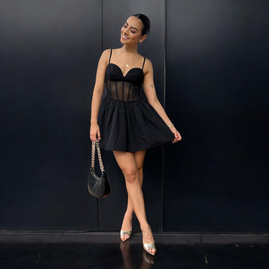 Vestido acampanado con transparencia