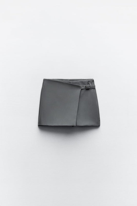 Short falda de corte asimétrico con hebillas
