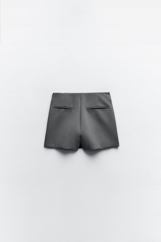 Short falda de corte asimétrico con hebillas